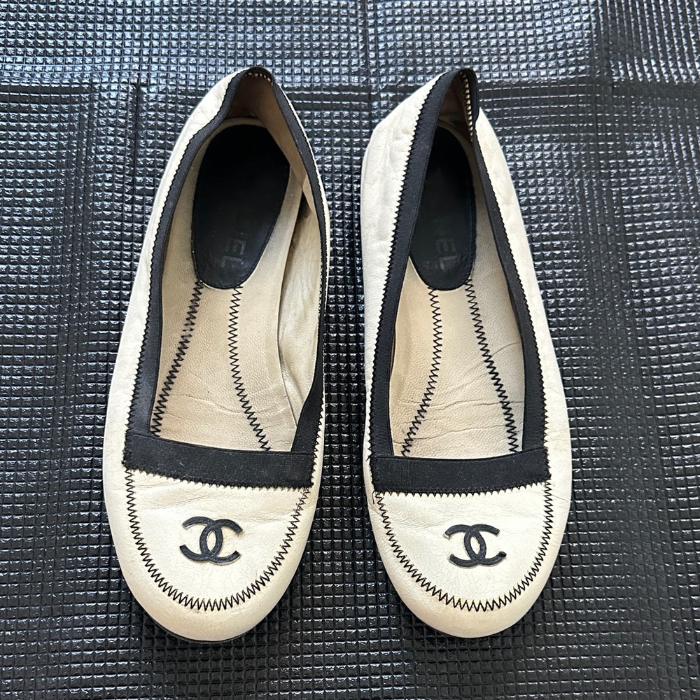 CHANEL Cream and Black Leather Ballet Flats - Picture 3 of 11